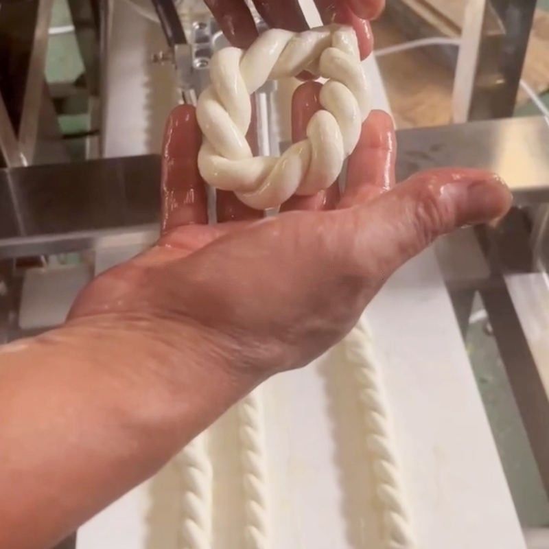 دستگاه پیچ و خم کردن اتوماتیک صنعتی Churro Snack Forming Equipment ماشین پیچ و خم کردن خمیر سرخ شده نرم